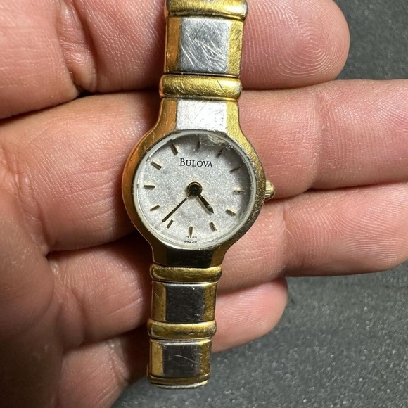 Bulova Women's Quartz Watch Stainless Steel Gold Tone 98T30 Parts Or Repair not - Picture 1 of 9